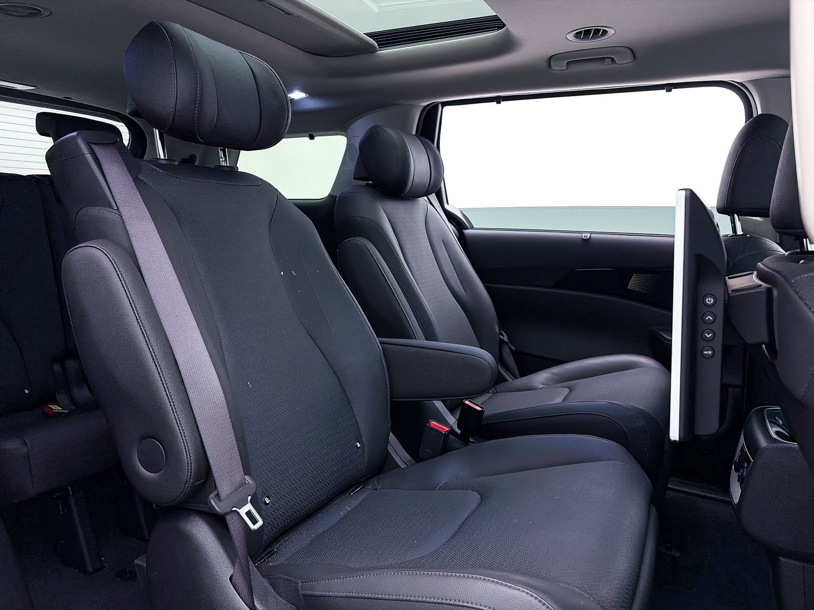 Used 2025 Kia Carnival image 44