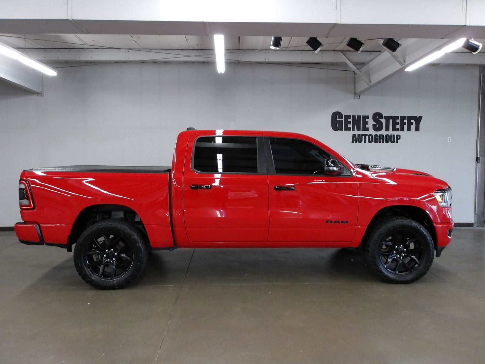 Used 2024 RAM 1500 Laramie AWD/4WD image 3