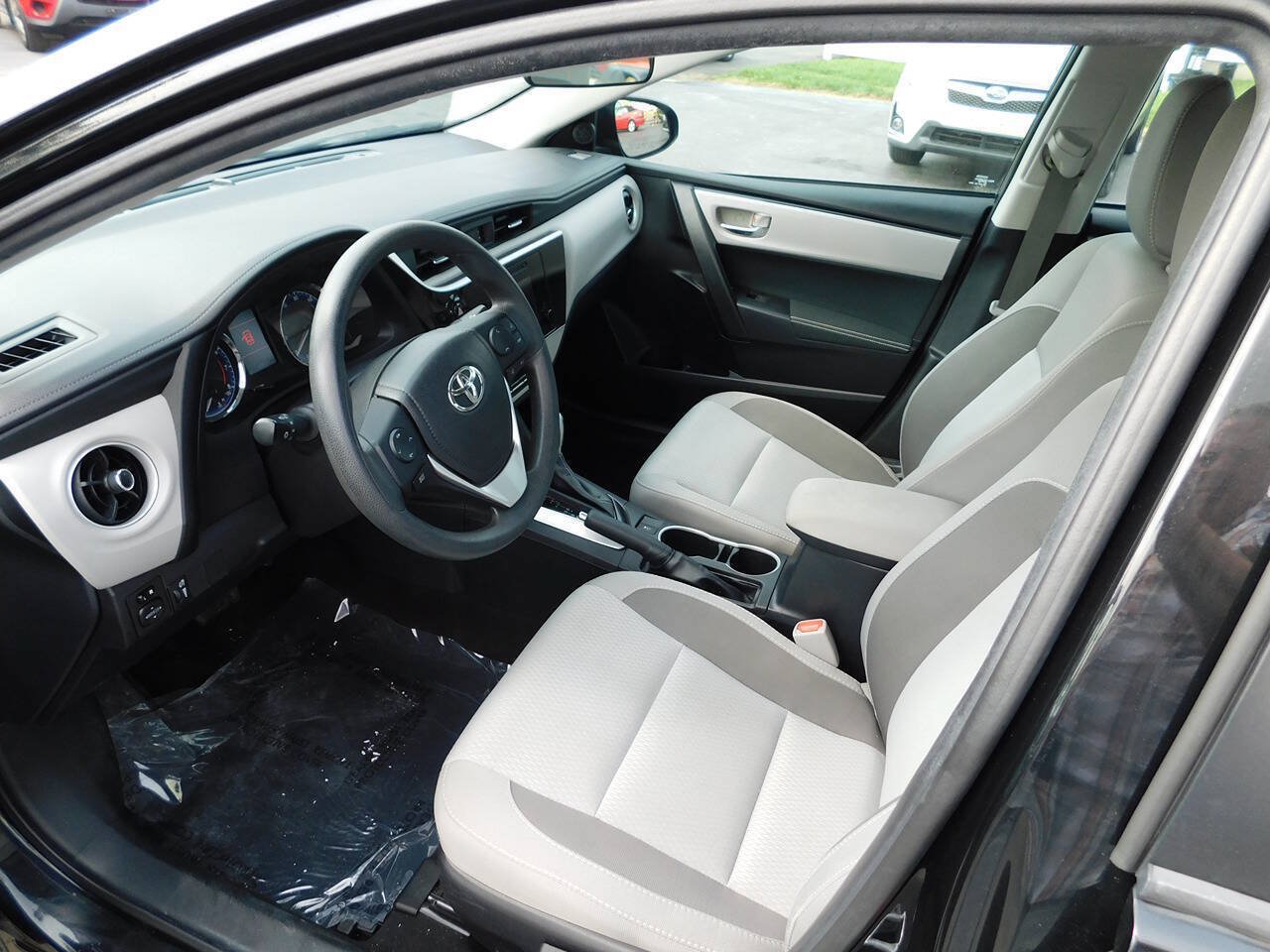 Used 2018 Toyota Corolla LE FWD image 15