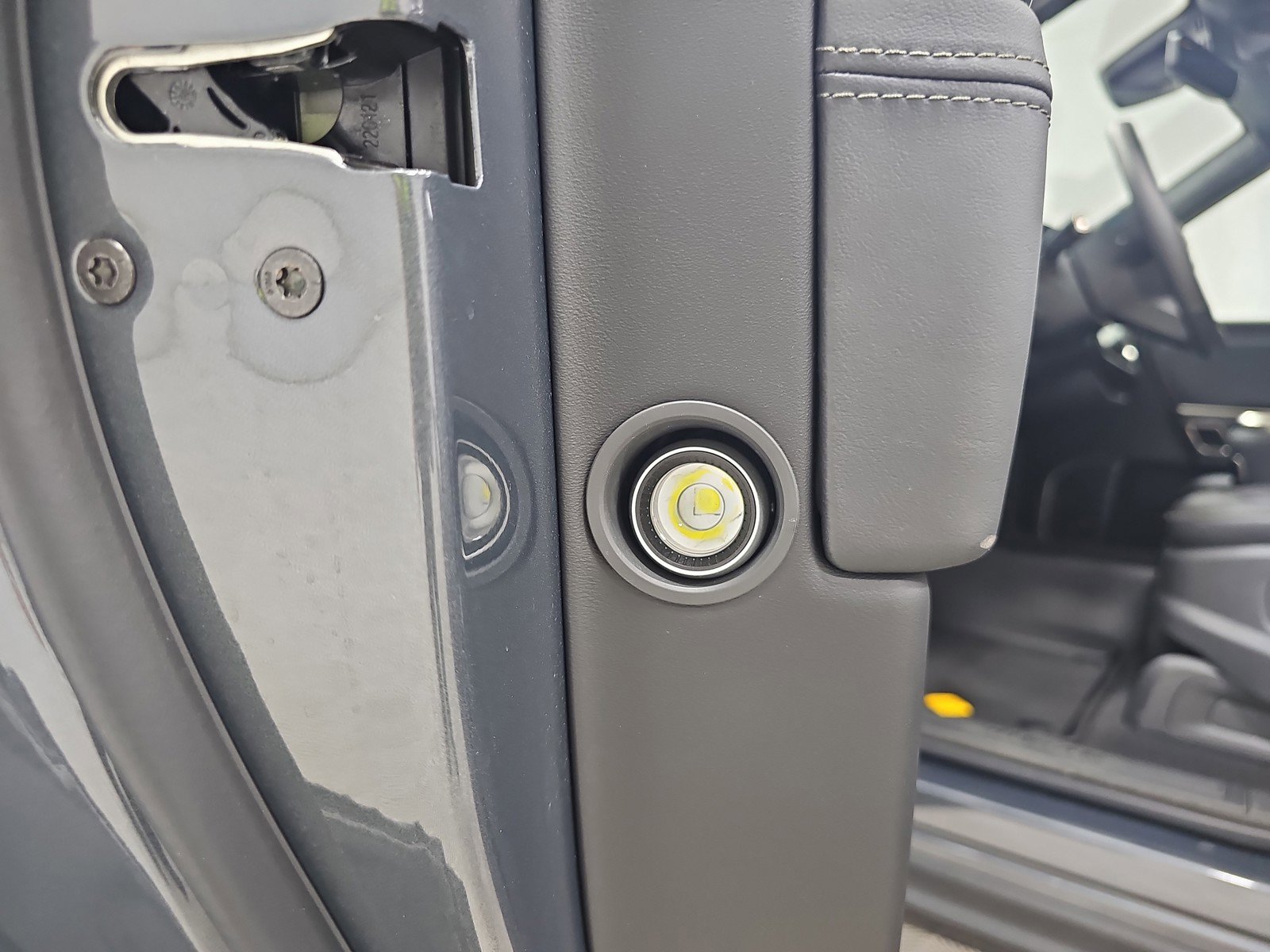 Used 2024 Rivian R1S Adventure image 32