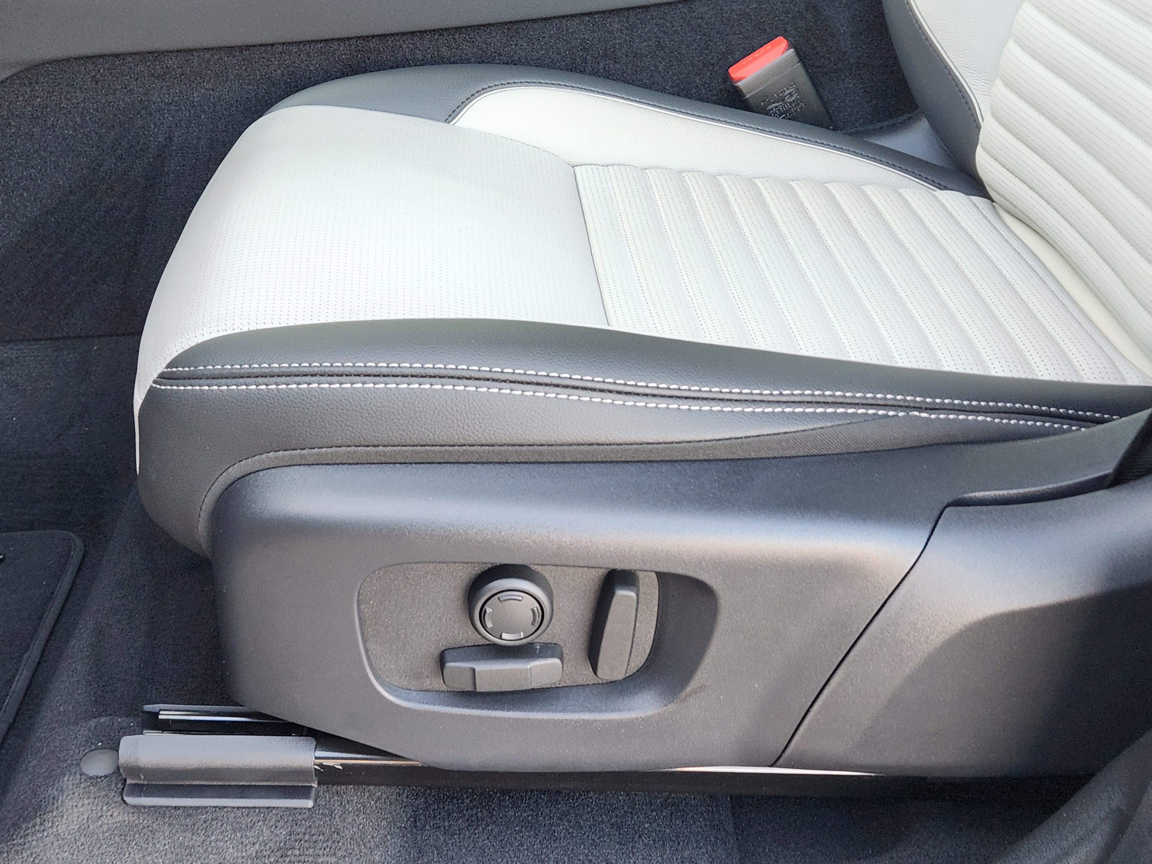 New 2025 Land Rover Discovery Sport Dynamic SE image 24