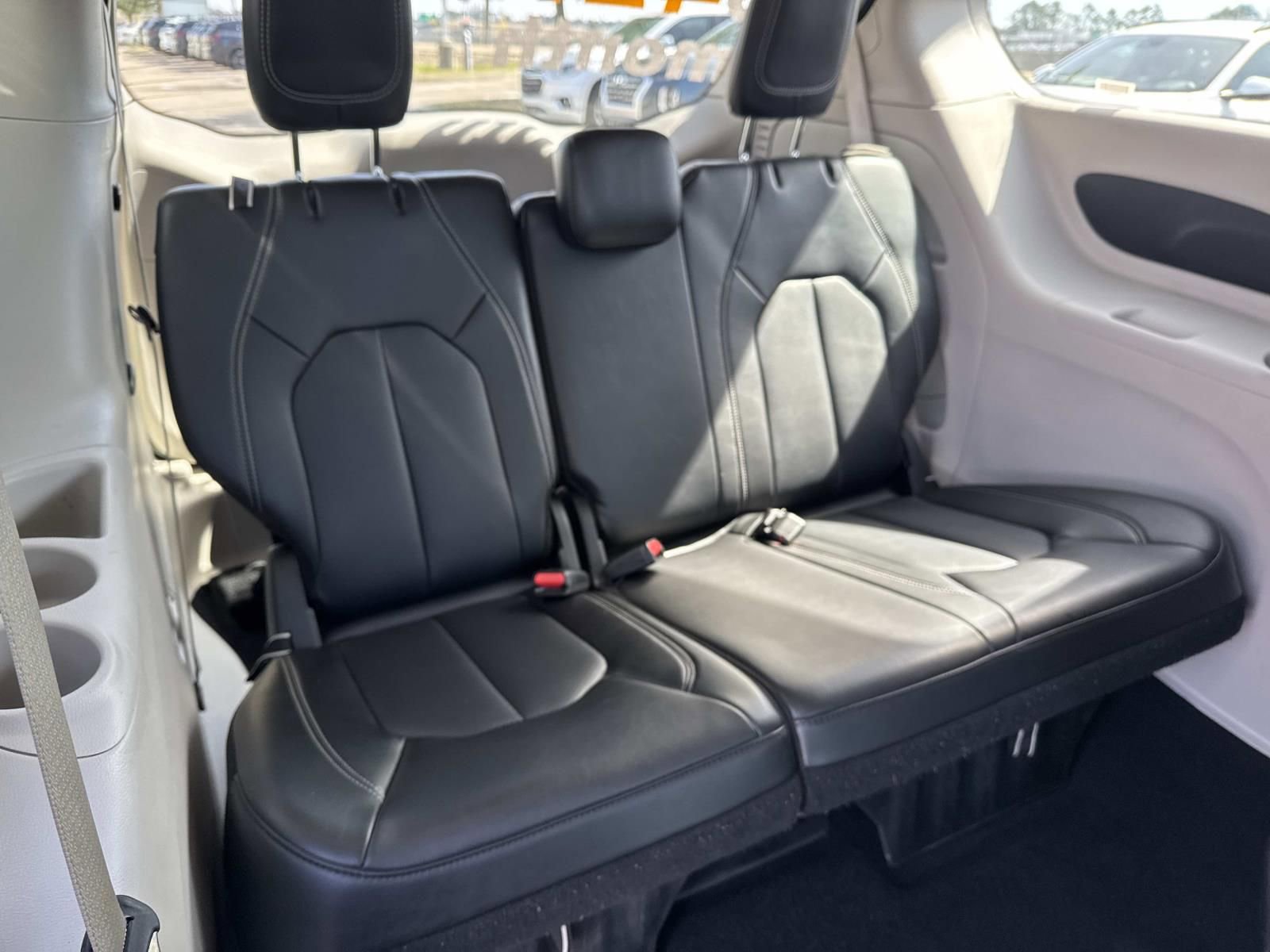 Used 2024 Chrysler Pacifica Touring-L image 10