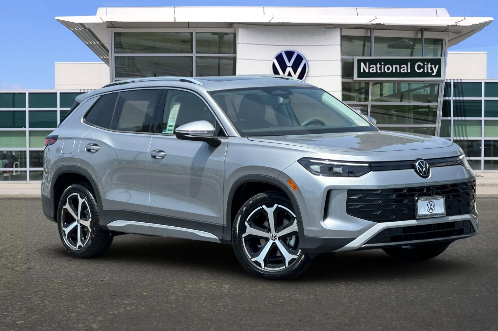 New 2026 Volkswagen Tiguan SE FWD image 2
