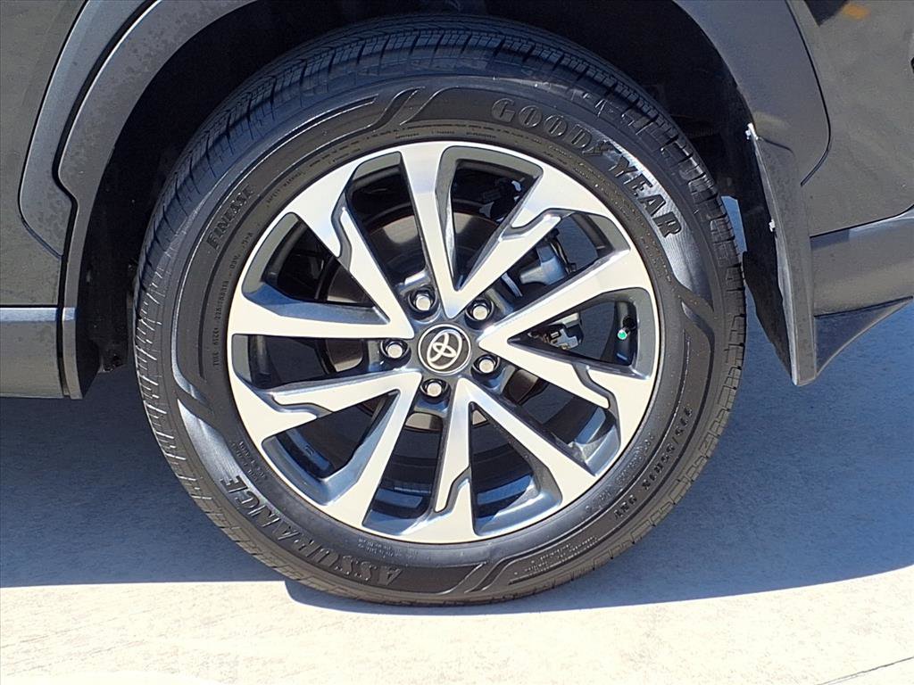 Certified 2025 Toyota Corolla Cross XLE image 9