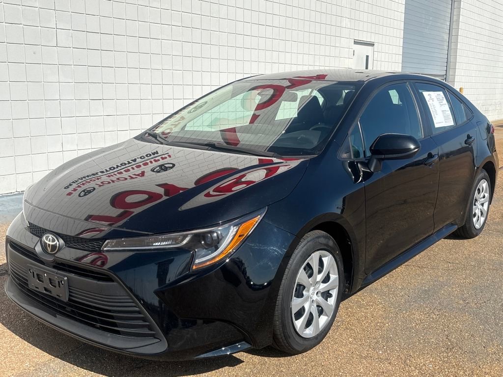 Used 2023 Toyota Corolla LE image 1