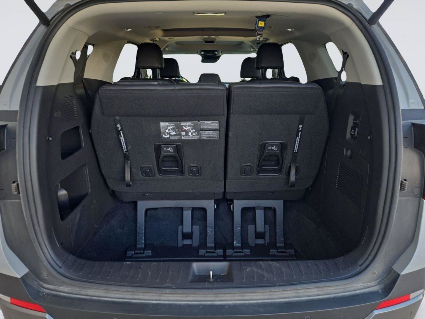 Used 2025 Kia Carnival SX w/ SX Dark Edition Package FWD image 25