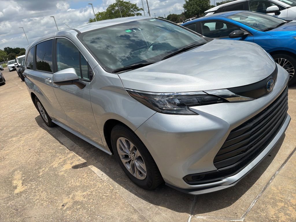 Used 2025 Toyota Sienna LE FWD image 6