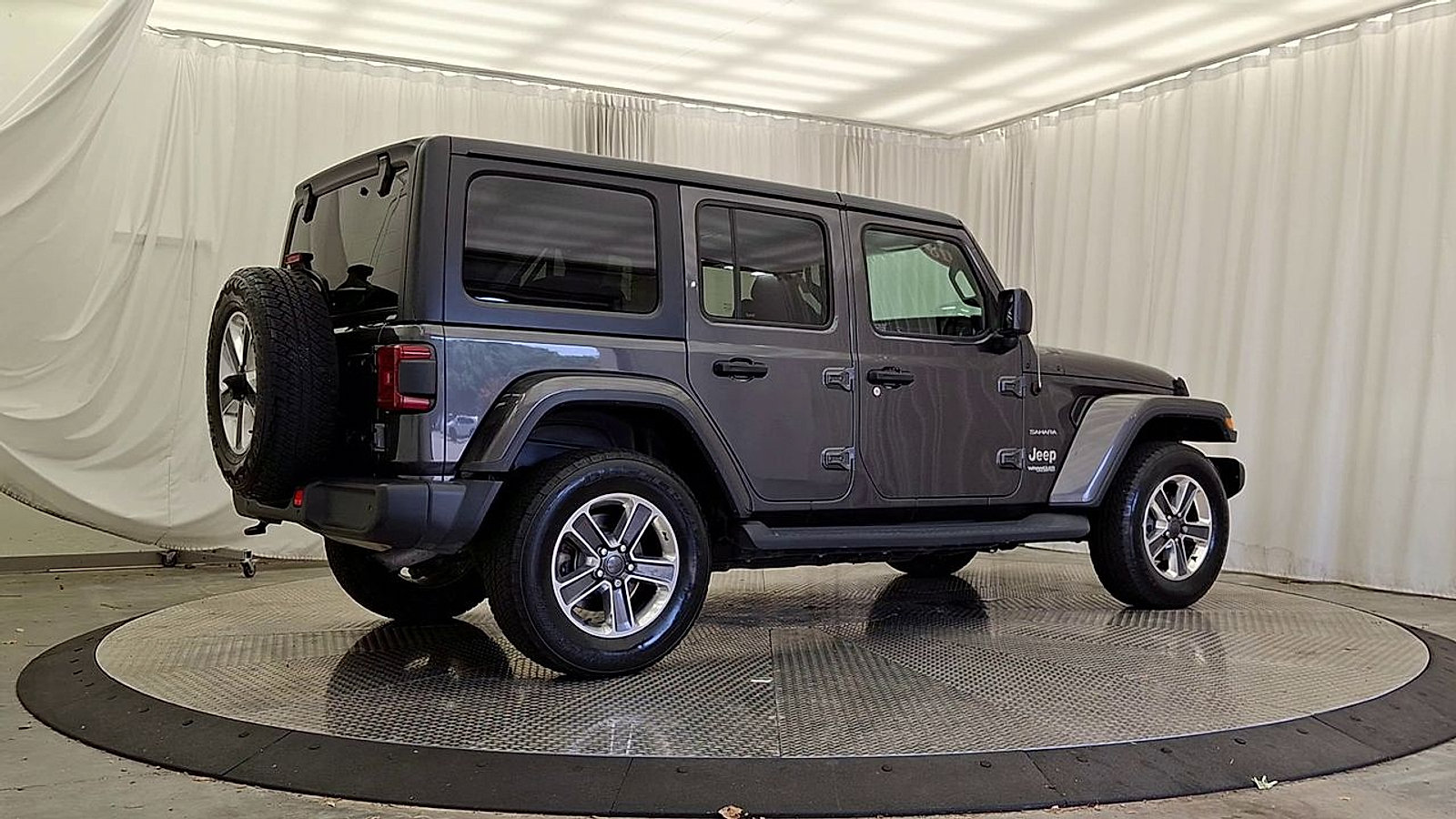 Used 2018 Jeep Wrangler Unlimited Sahara w/ Cold Weather Group AWD/4WD image 10