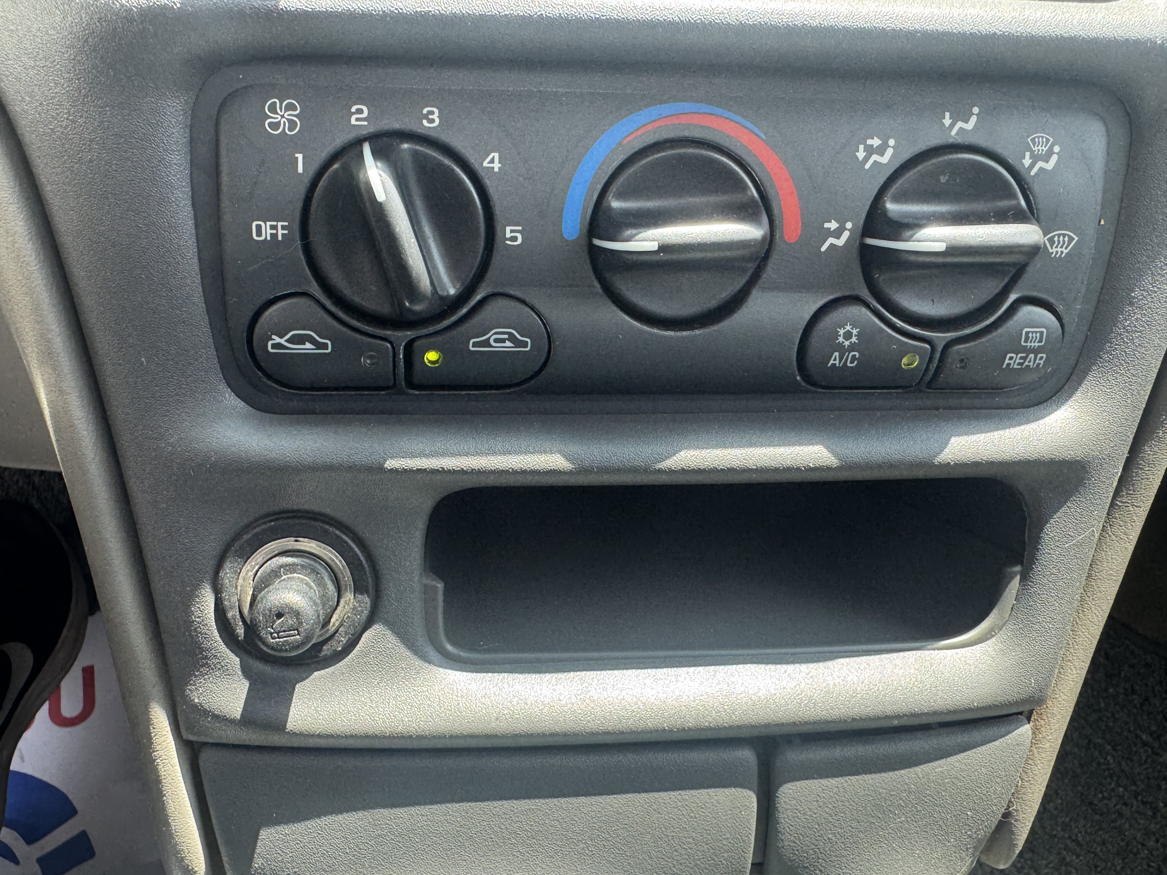 Used 1999 Chevrolet Malibu w/ Preferred Equipment Group 1 FWD image 27