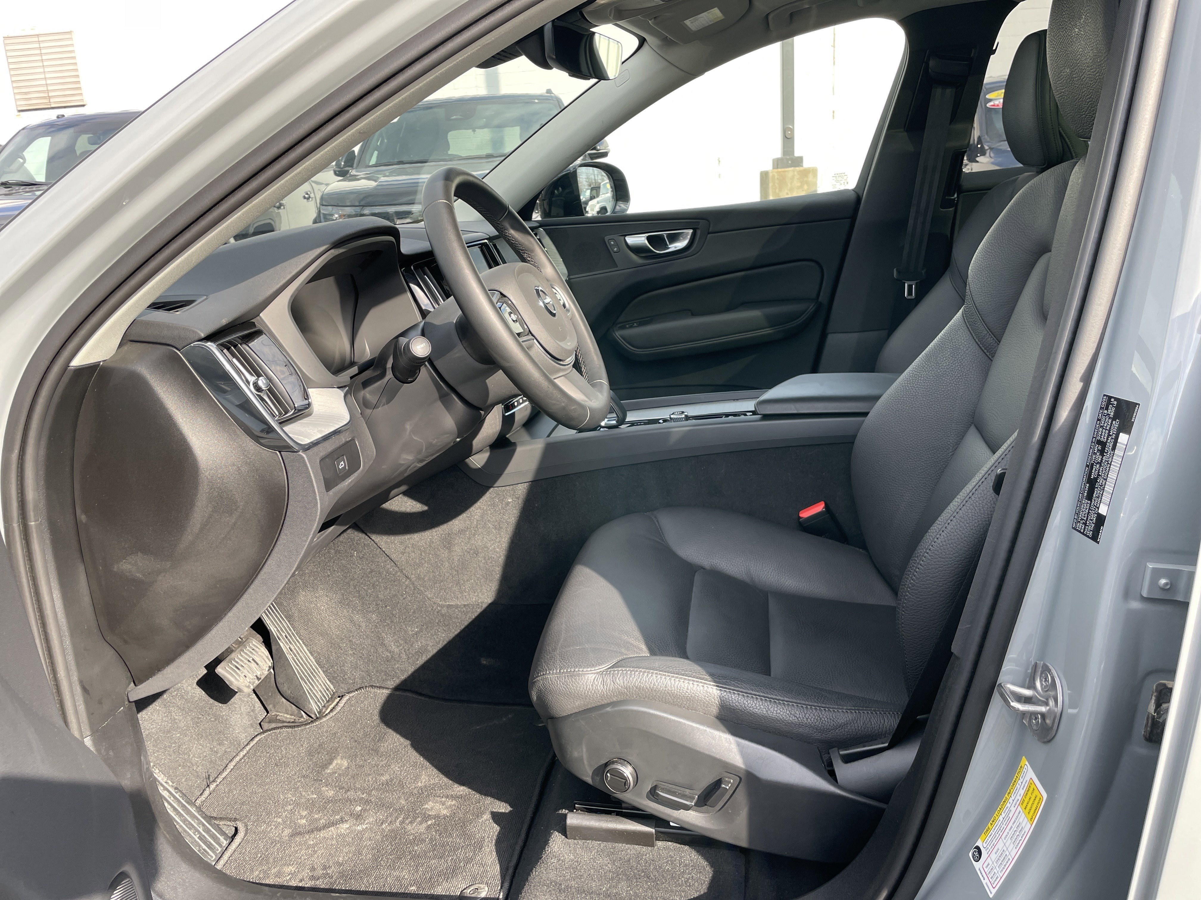 Used 2025 Volvo XC60 B5 Plus image 35