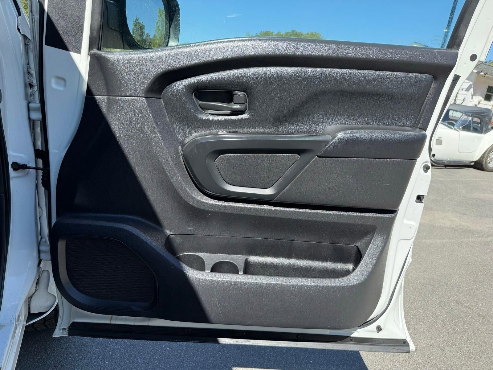 Used 2017 Nissan Titan S image 3