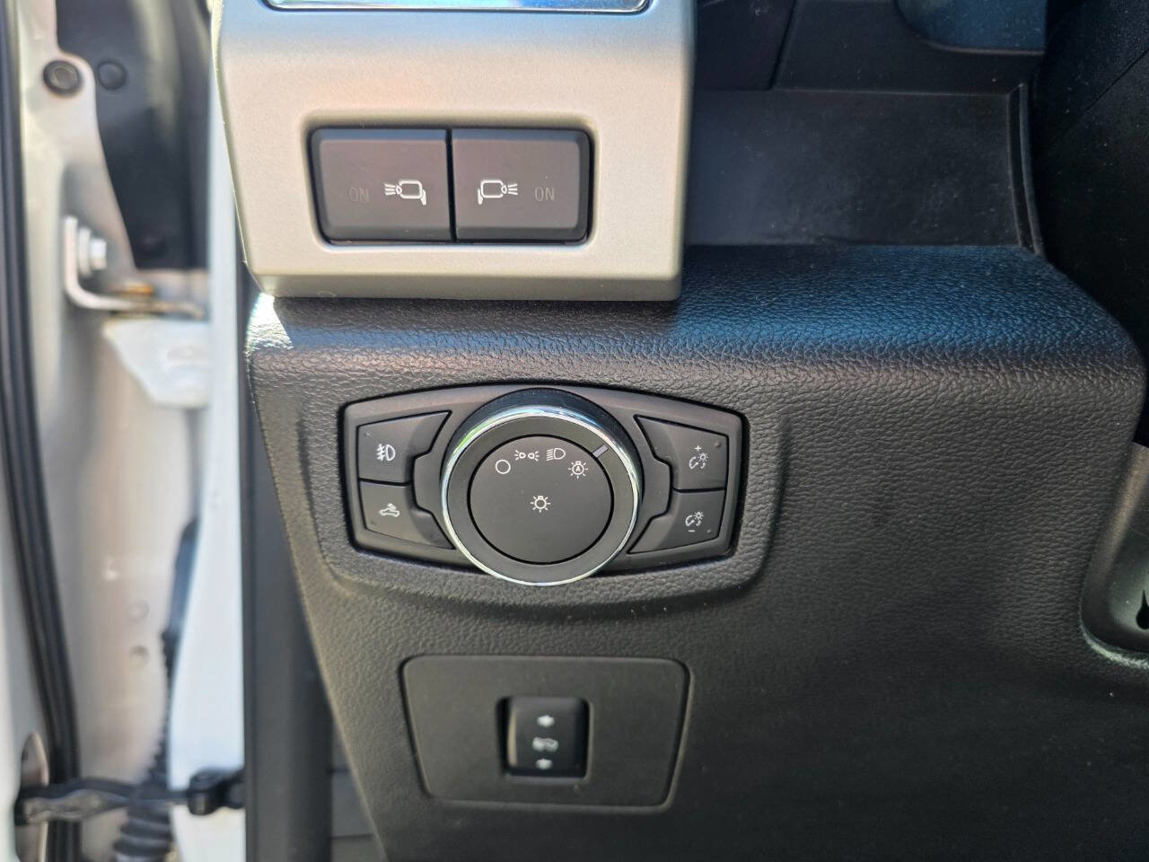Used 2016 Ford F150 Lariat w/ Equipment Group 502A Luxury AWD/4WD image 18