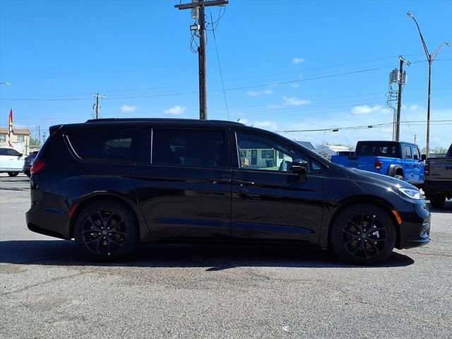 Used 2026 Chrysler Pacifica Limited w/ Uconnect Theater Family Group image 2