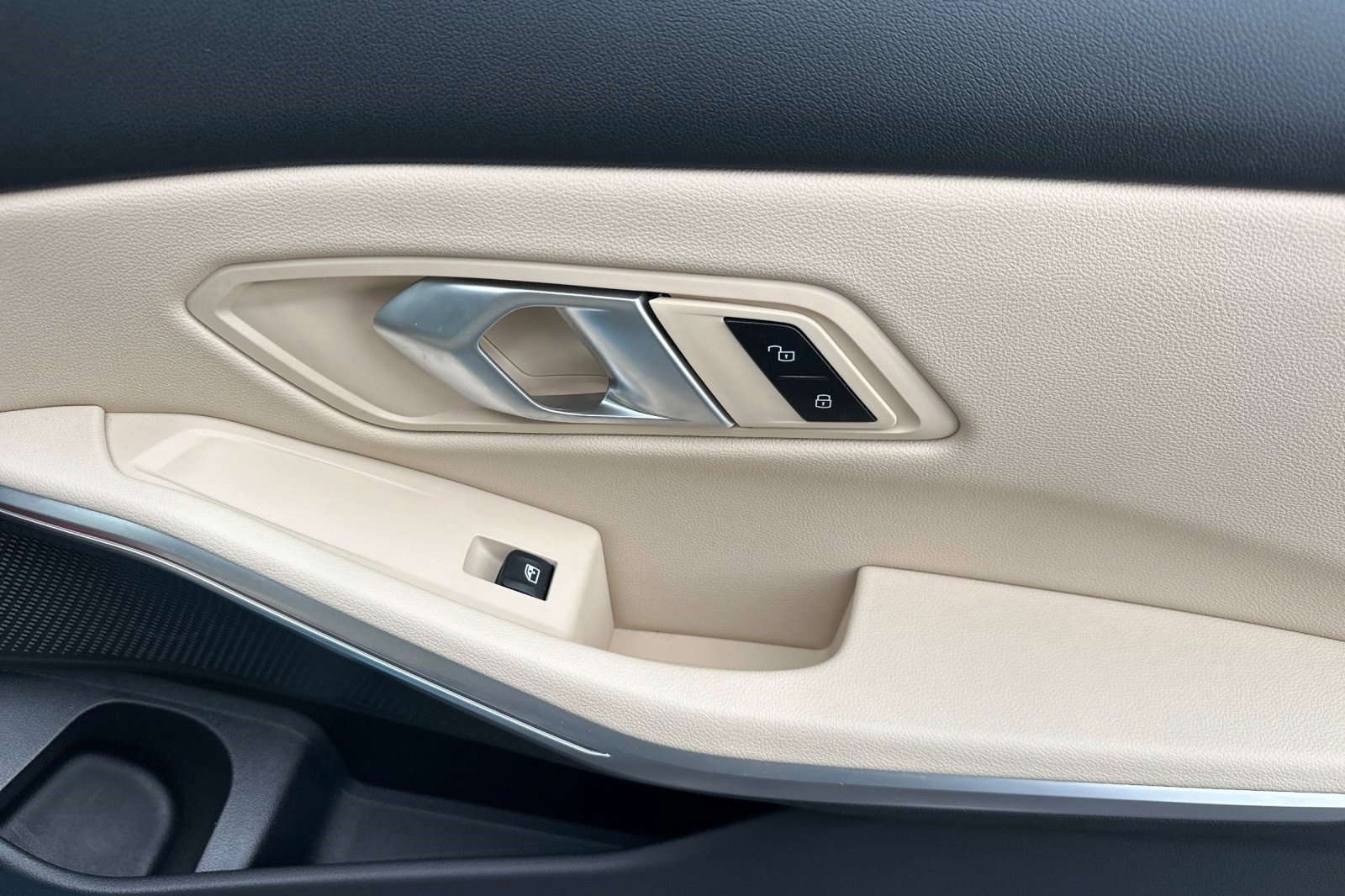 Used 2025 BMW 330i Sedan w/ Premium Package image 21