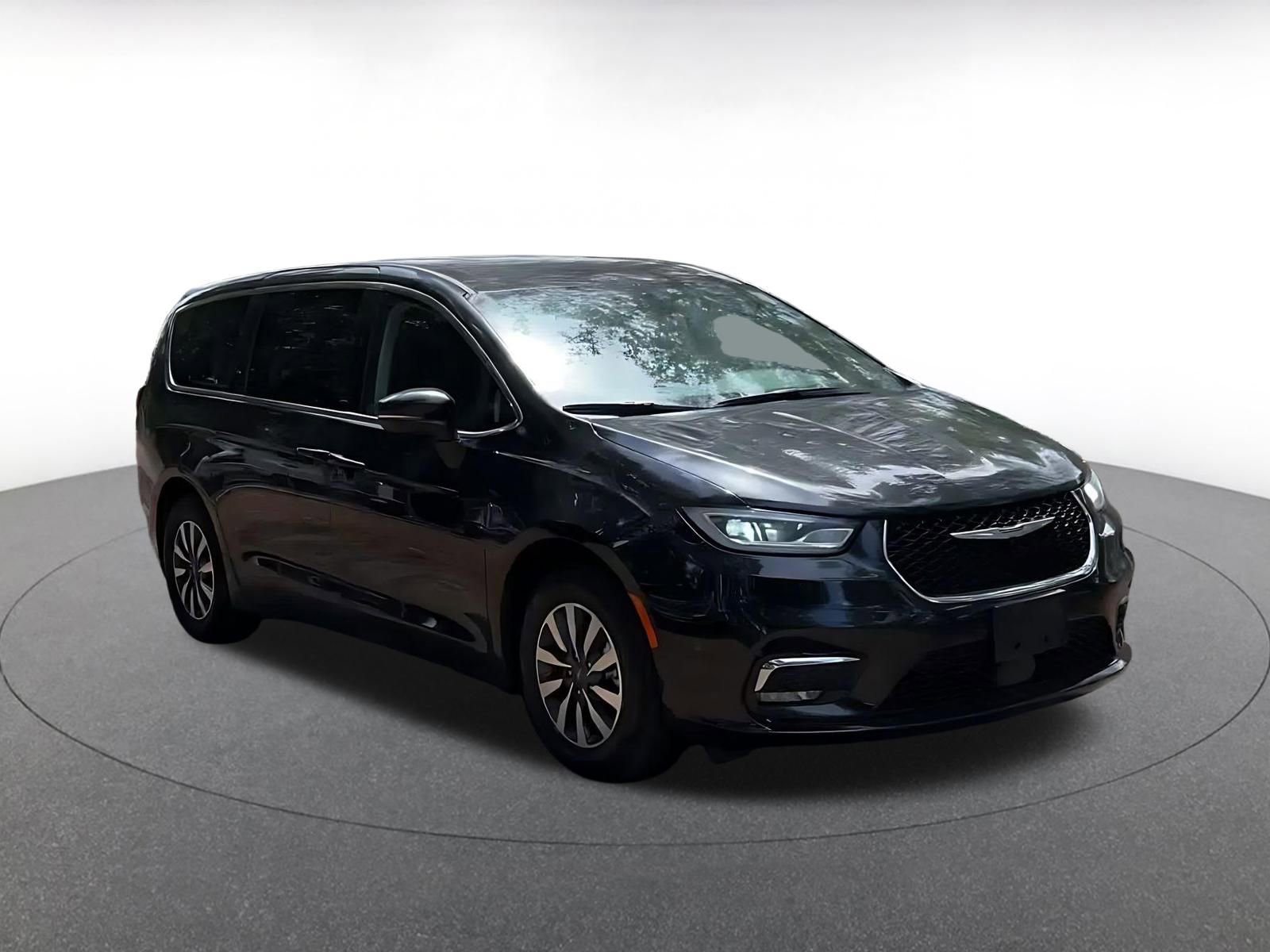 Used 2023 Chrysler Pacifica Touring-L image 3