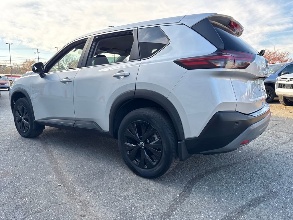 Used 2022 Nissan Rogue SV image 3