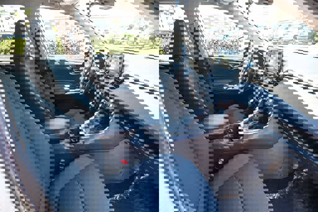 Used 2022 Toyota RAV4 LE FWD image 15