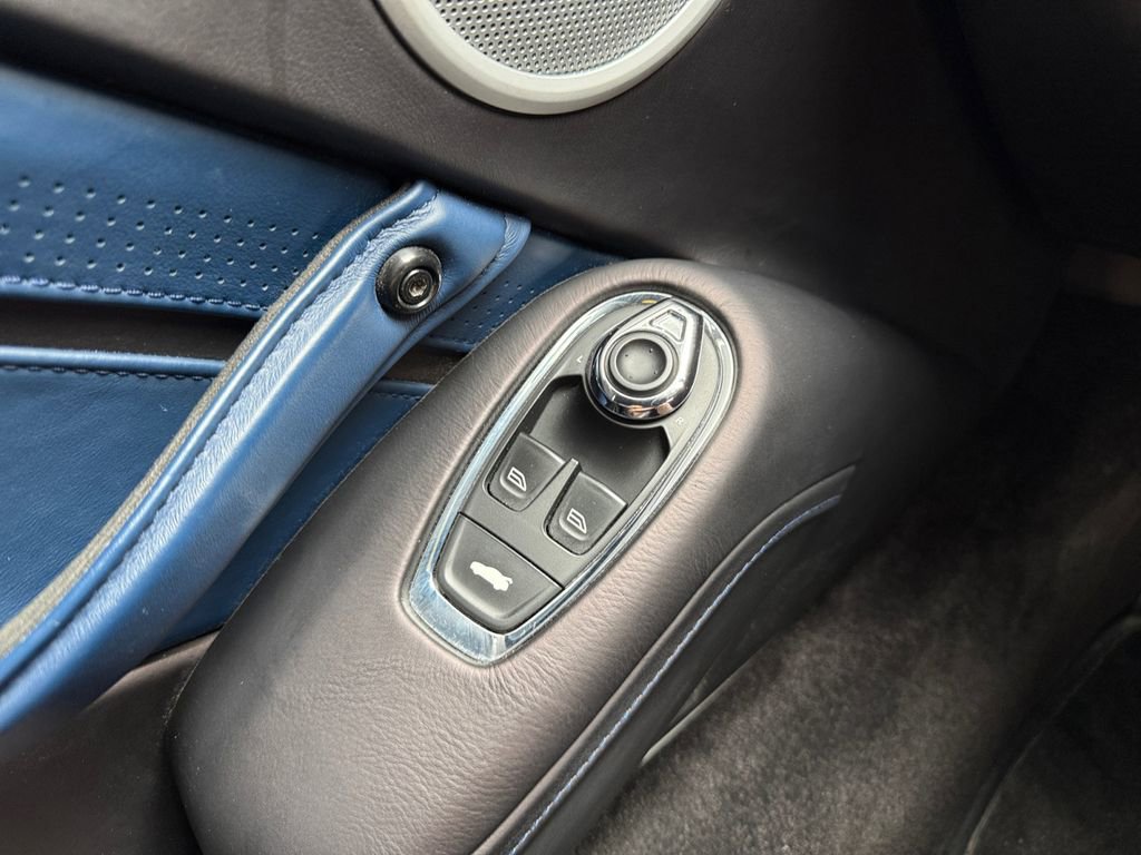 Used 2019 Aston Martin V8 Vantage Coupe image 2