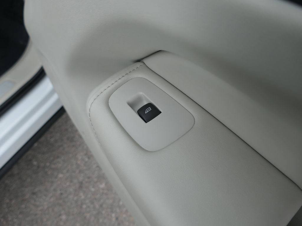 Used 2024 Volvo XC60 B5 Plus image 25