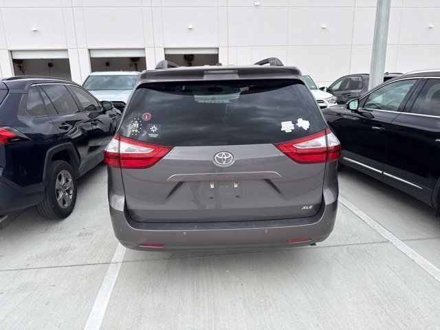 Used 2017 Toyota Sienna XLE Premium FWD image 7