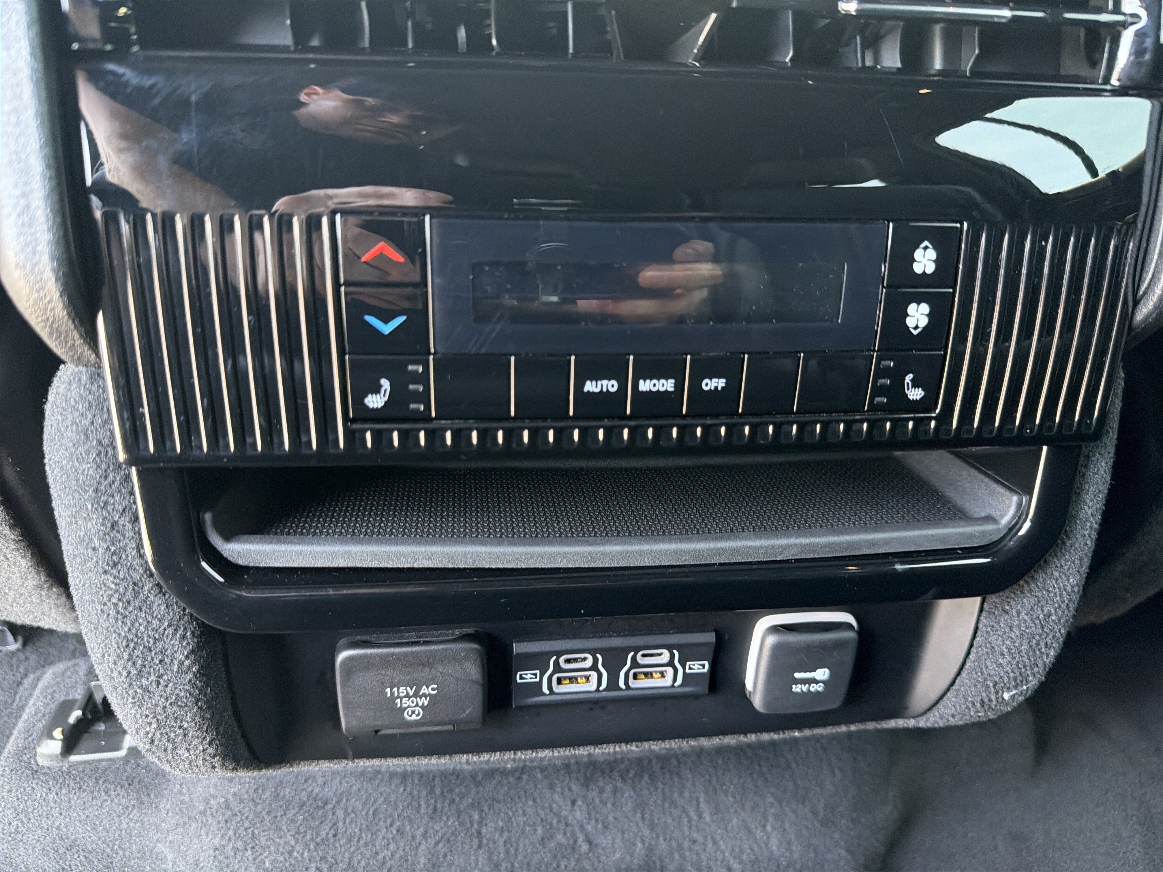 Used 2024 Jeep Wagoneer L Series III w/ Flexible Seating Group AWD/4WD image 27