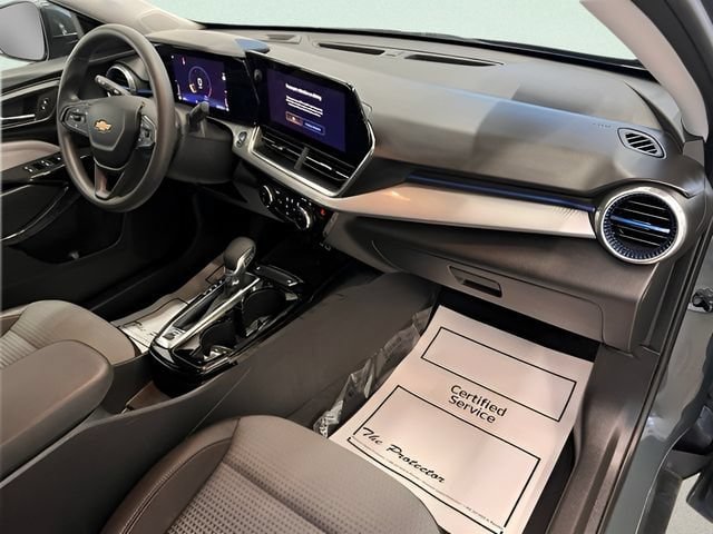 Certified 2025 Chevrolet Trax LT FWD image 9