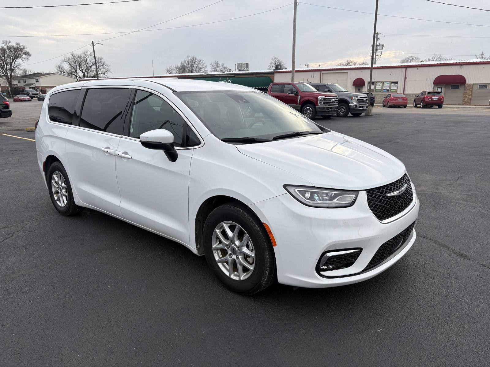 Used 2023 Chrysler Pacifica Touring image 2