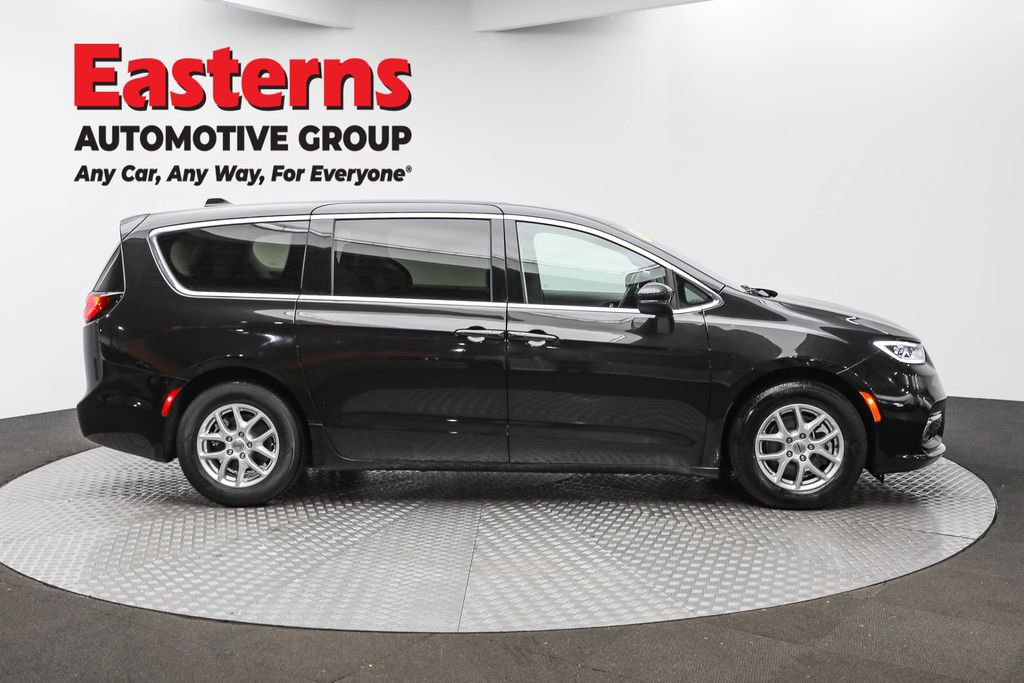 Used 2023 Chrysler Pacifica Touring-L FWD image 4