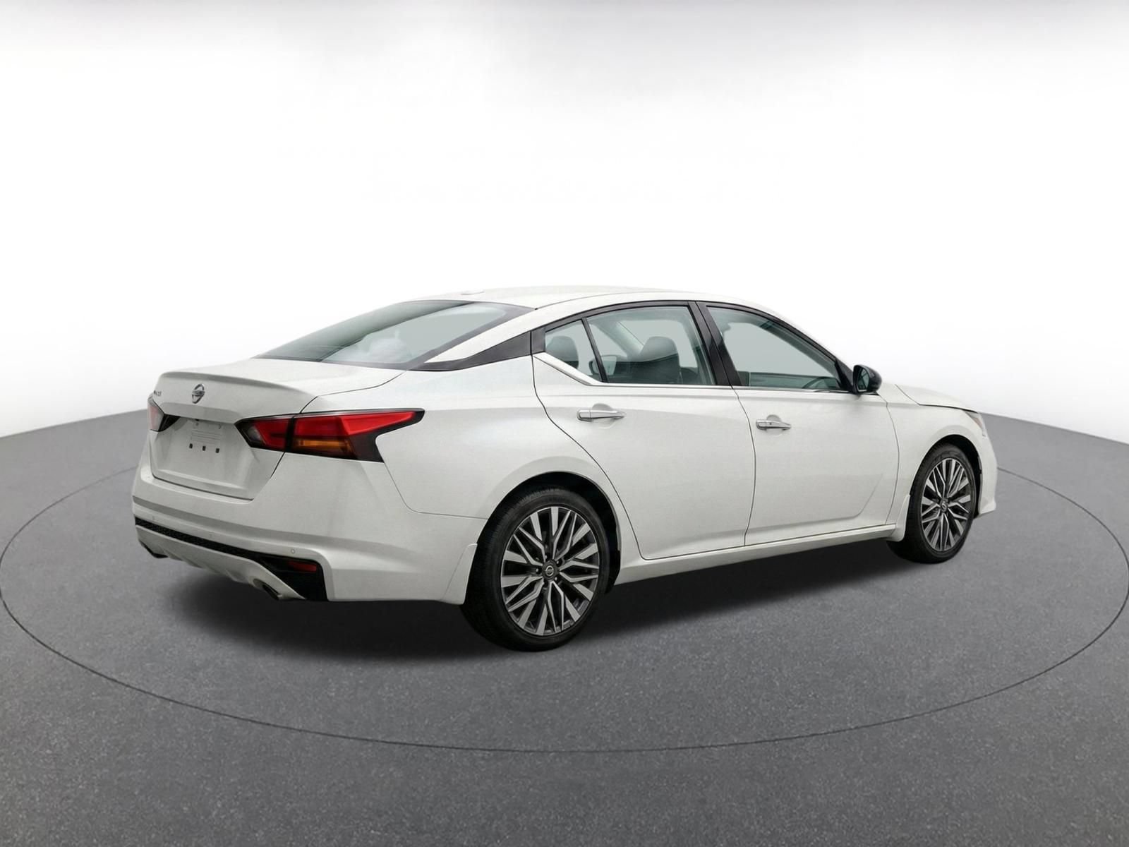 Used 2025 Nissan Altima 2.5 SV FWD image 7