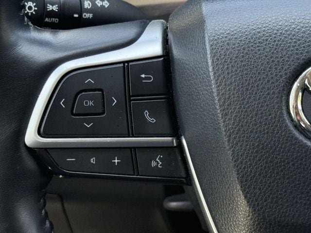 Used 2023 Toyota Highlander Limited FWD image 14