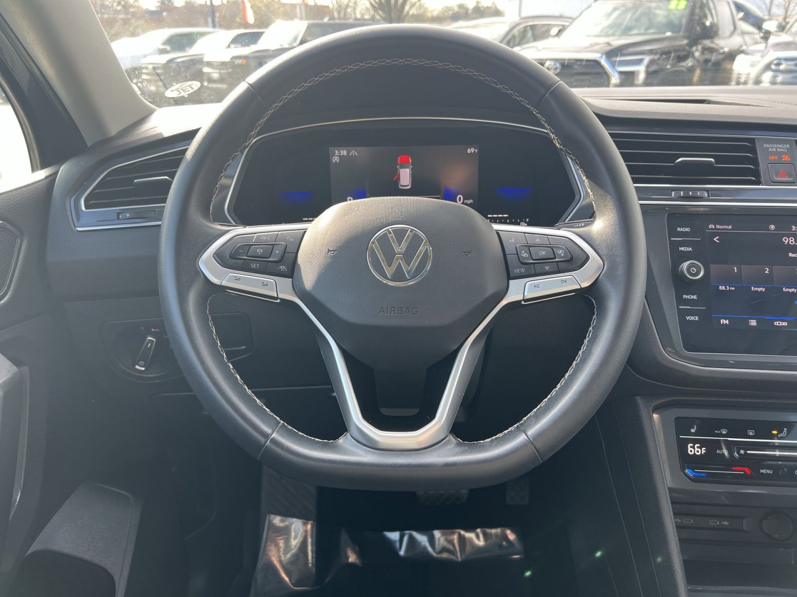 Used 2023 Volkswagen Tiguan SE image 16