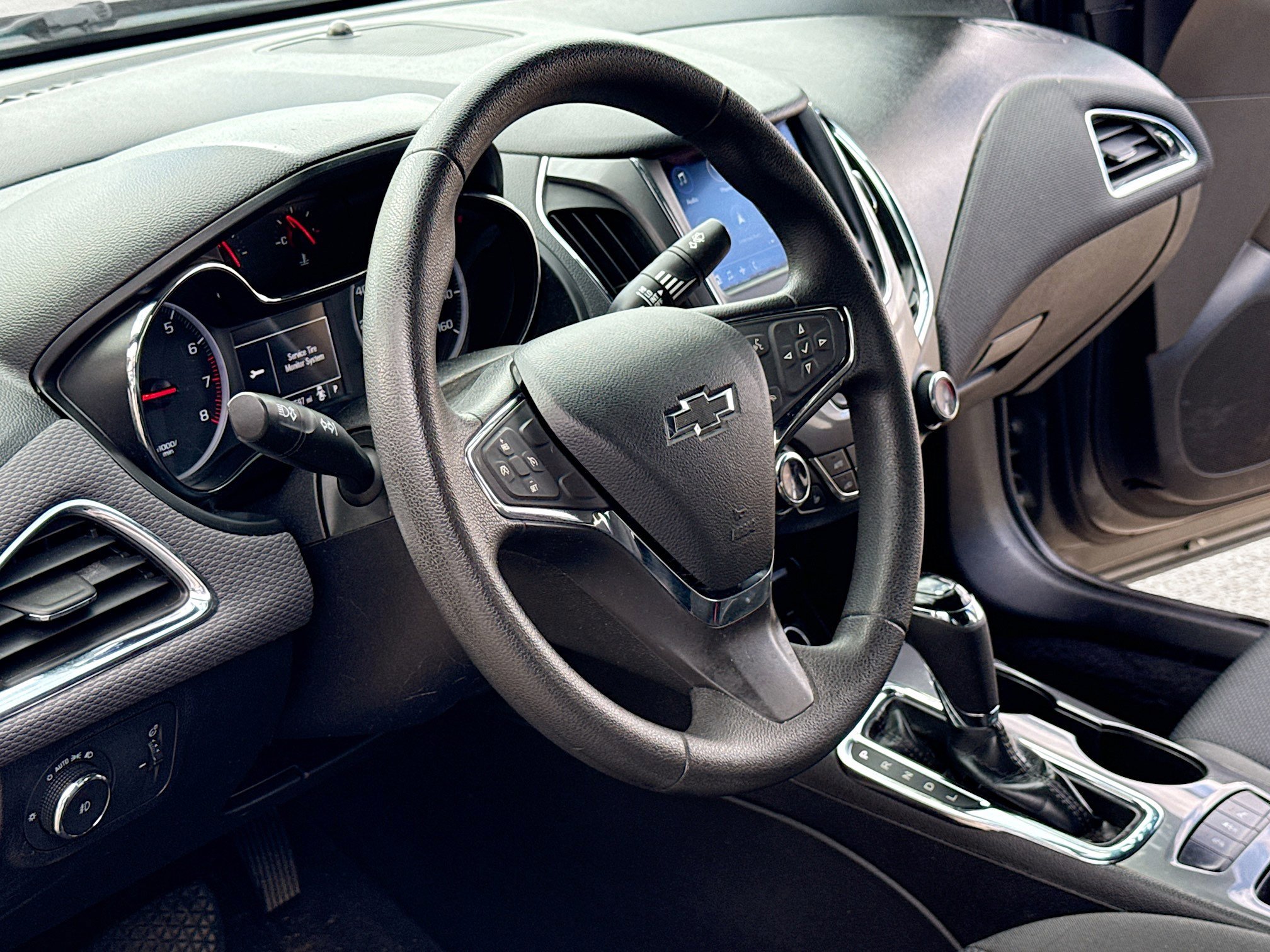 Used 2019 Chevrolet Cruze LT w/ Sun And Sound Package FWD image 4