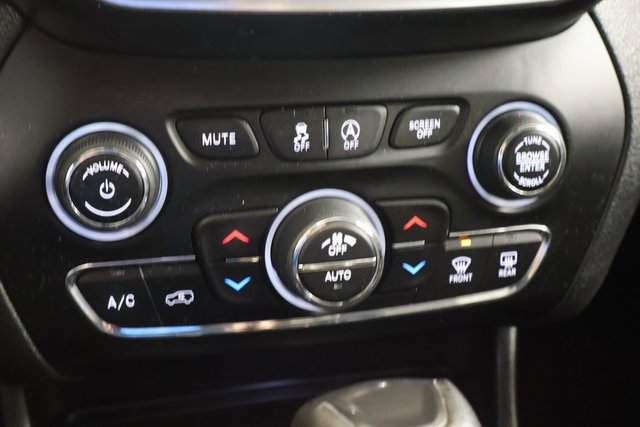 Used 2020 Jeep Cherokee Trailhawk w/ Cold Weather Group AWD/4WD image 21