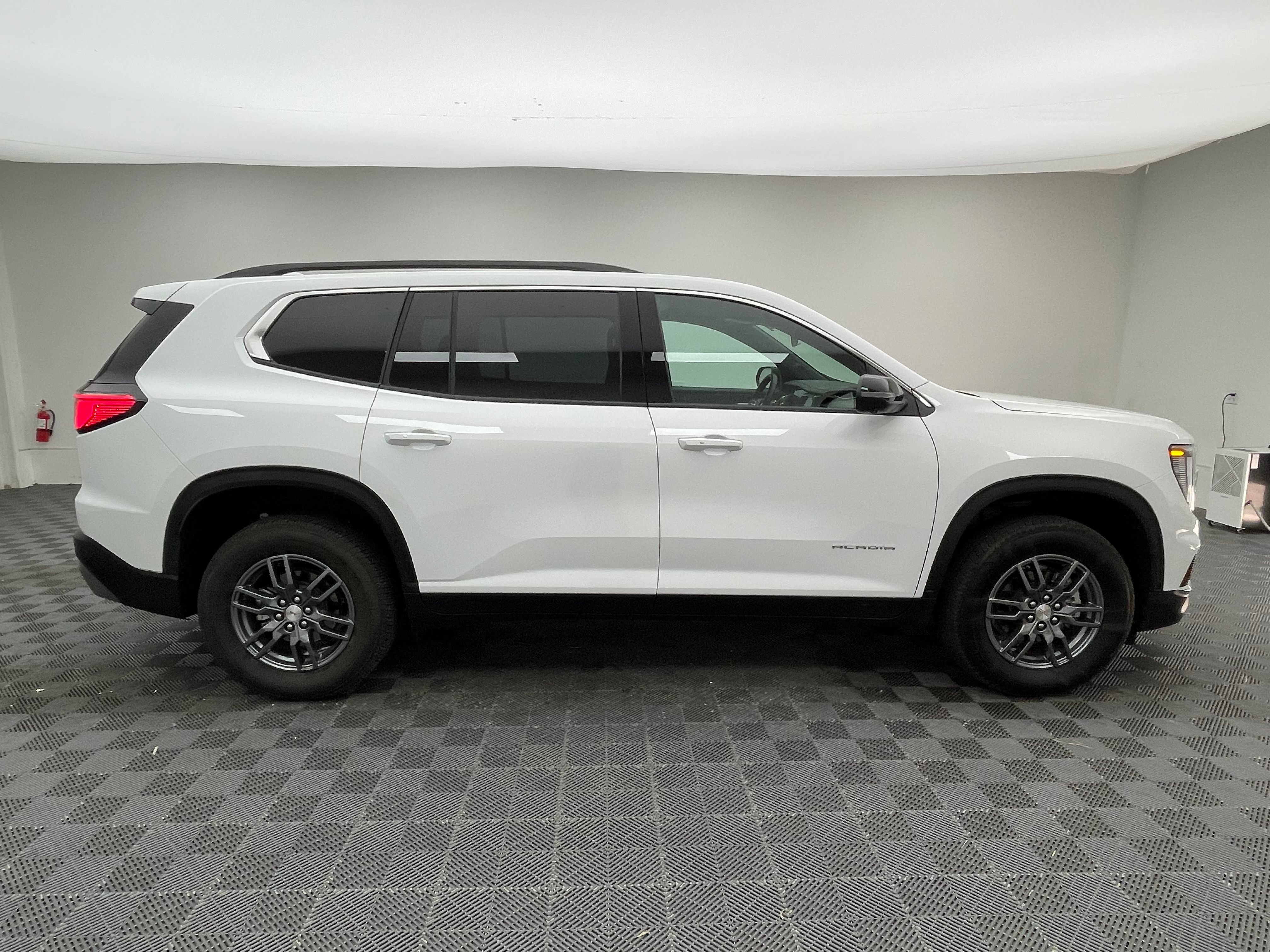 Used 2025 GMC Acadia Elevation FWD image 6