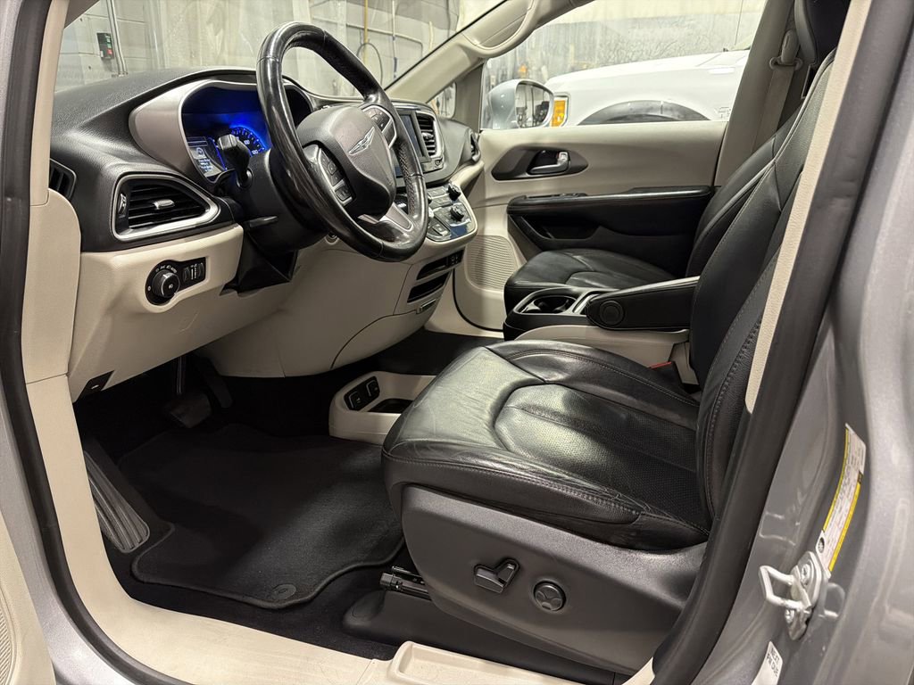 Used 2020 Chrysler Pacifica Touring-L image 3