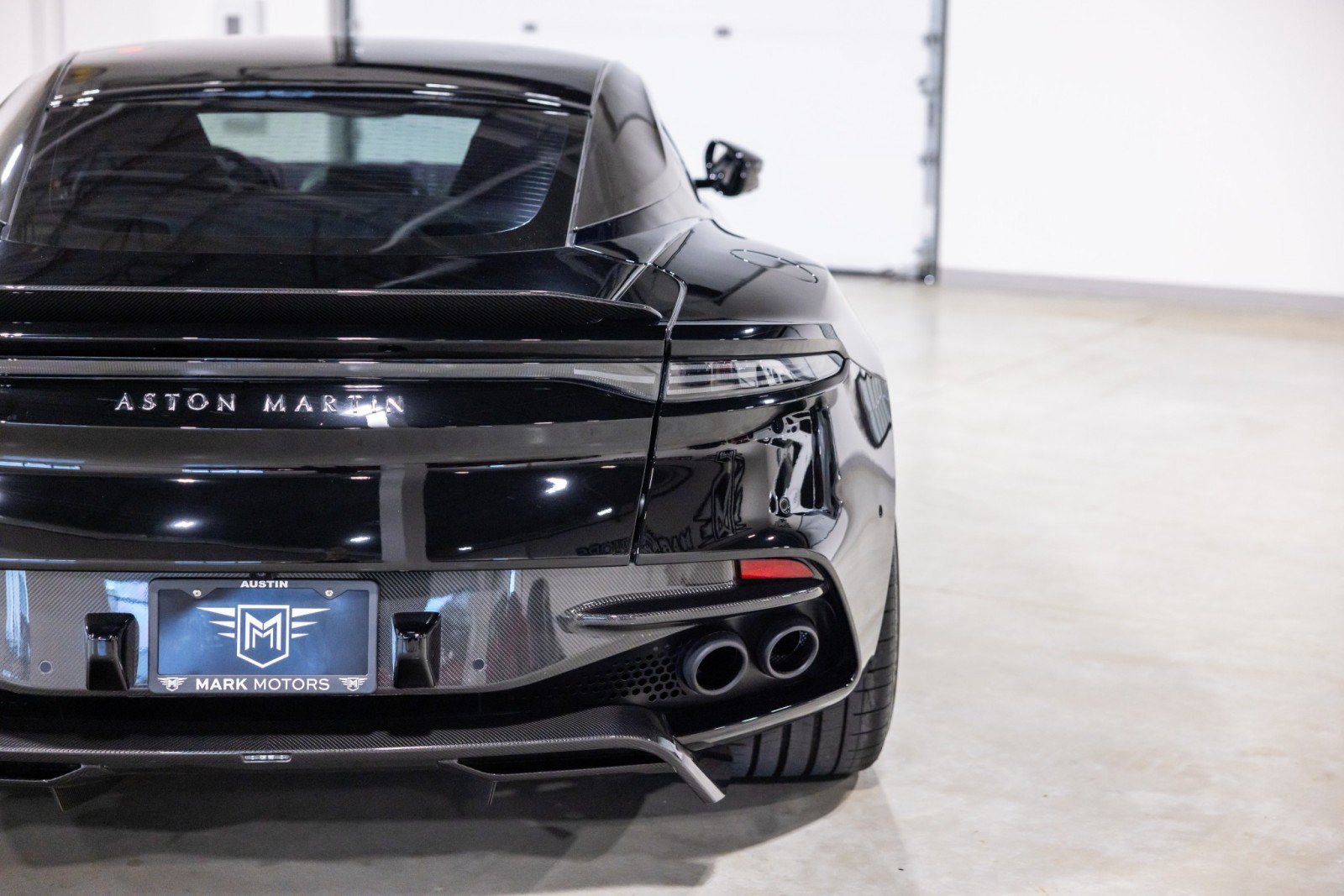 Used 2022 Aston Martin DBS Superleggera RWD image 13