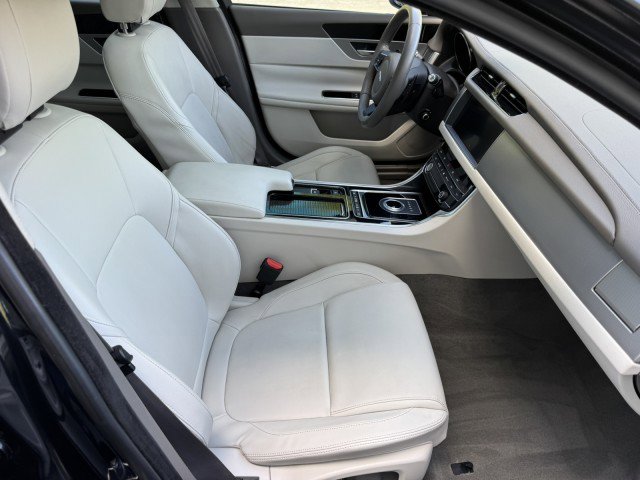 Used 2020 Jaguar XF Premium image 30
