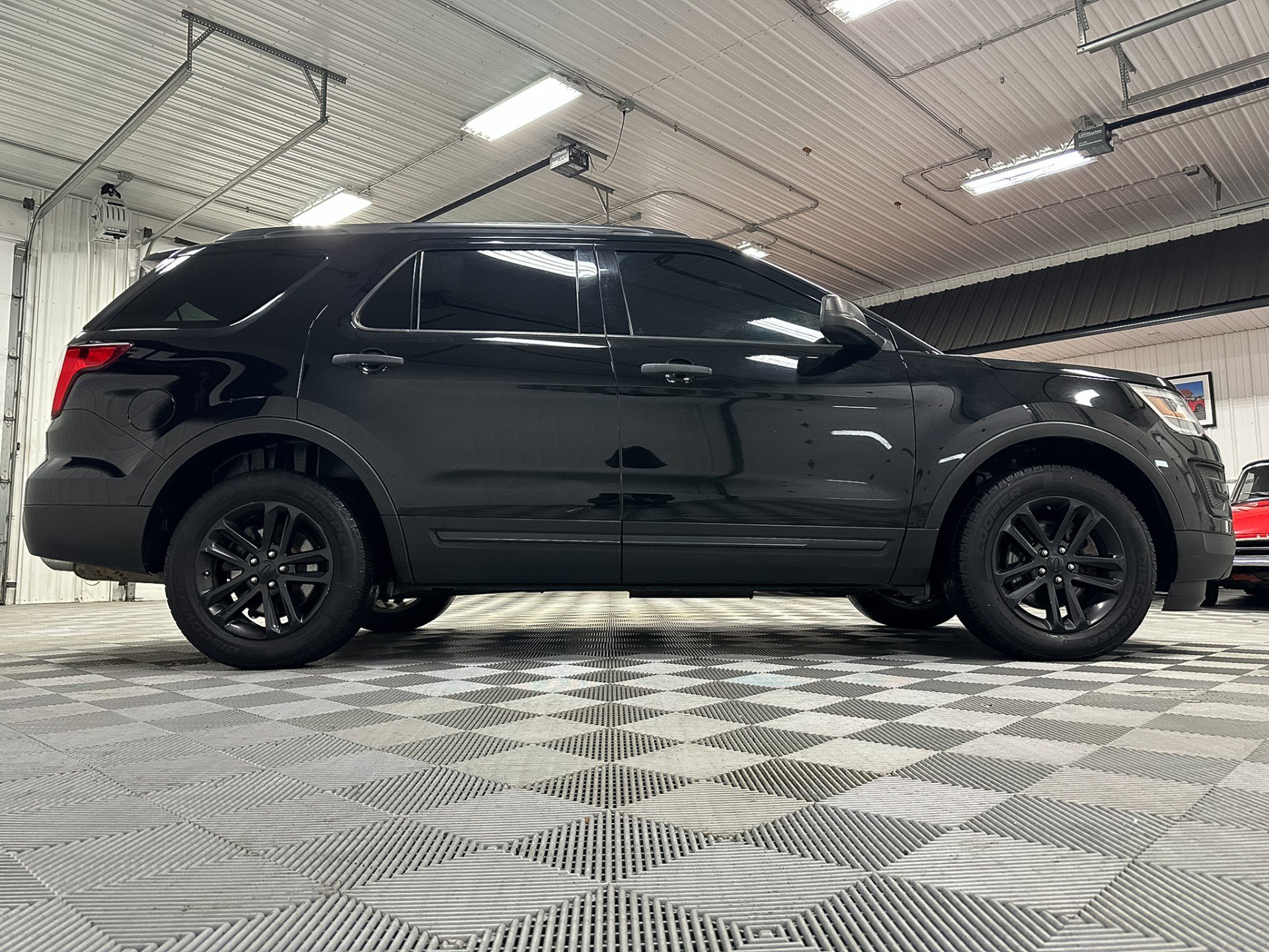 Used 2017 Ford Explorer XLT image 17