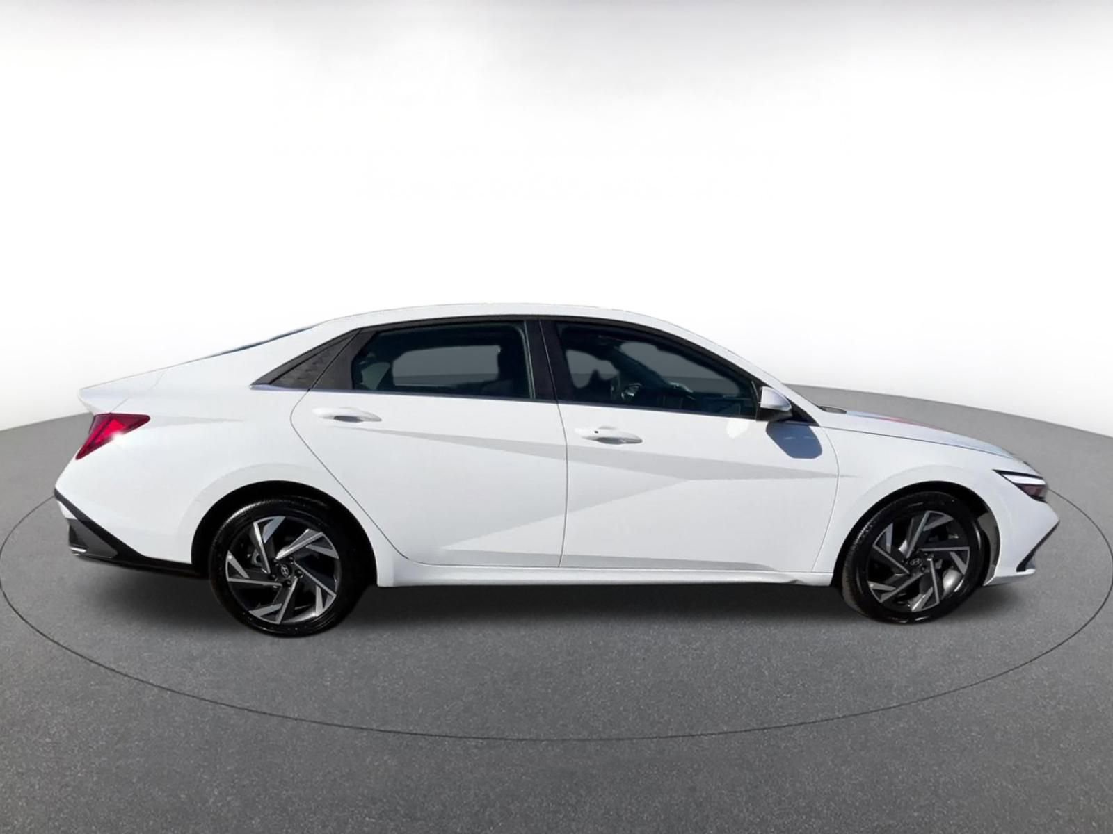 Used 2025 Hyundai Elantra SEL image 15