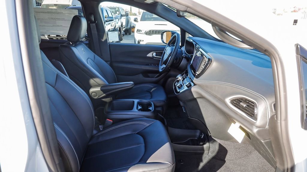 New 2026 Chrysler Pacifica Select w/ S Appearance Package image 19