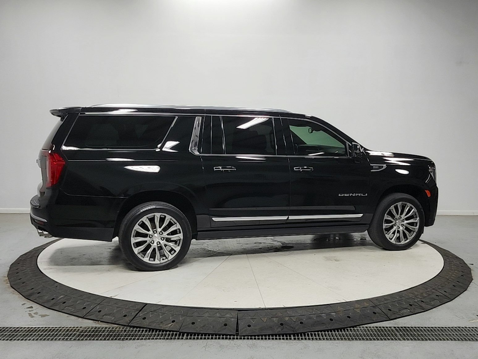 Used 2021 GMC Yukon XL Denali AWD/4WD image 8