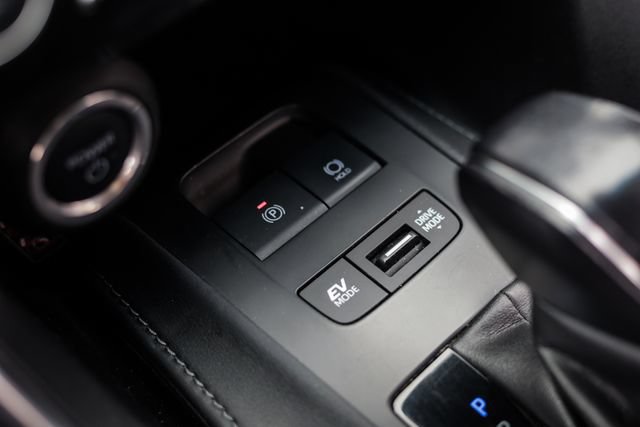 Used 2023 Toyota Venza LE AWD/4WD image 35
