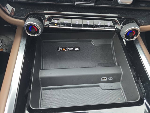 Used 2025 Chevrolet Suburban High Country image 16