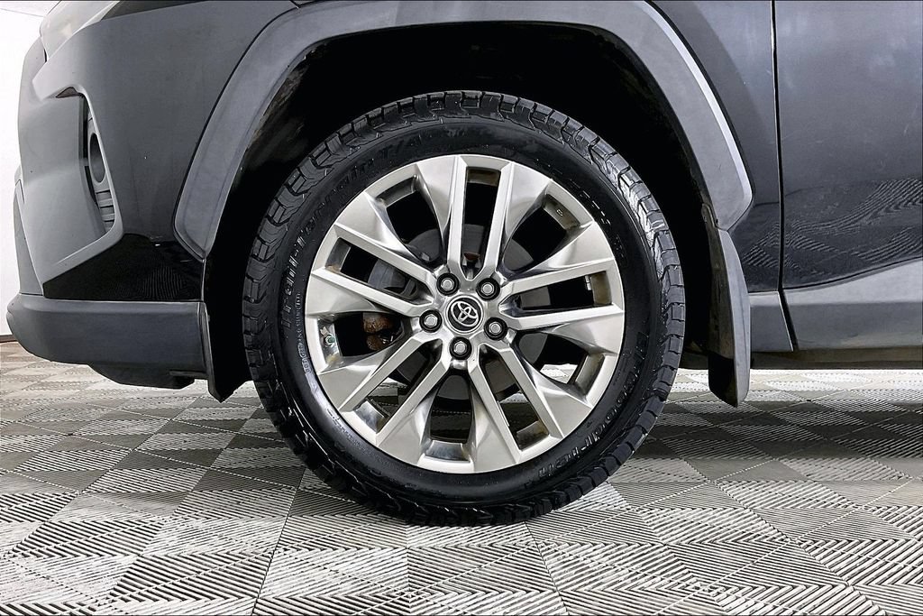 Used 2019 Toyota RAV4 XLE Premium w/ Cold Weather Package AWD/4WD image 8