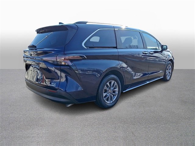 Used 2024 Toyota Sienna XLE image 4