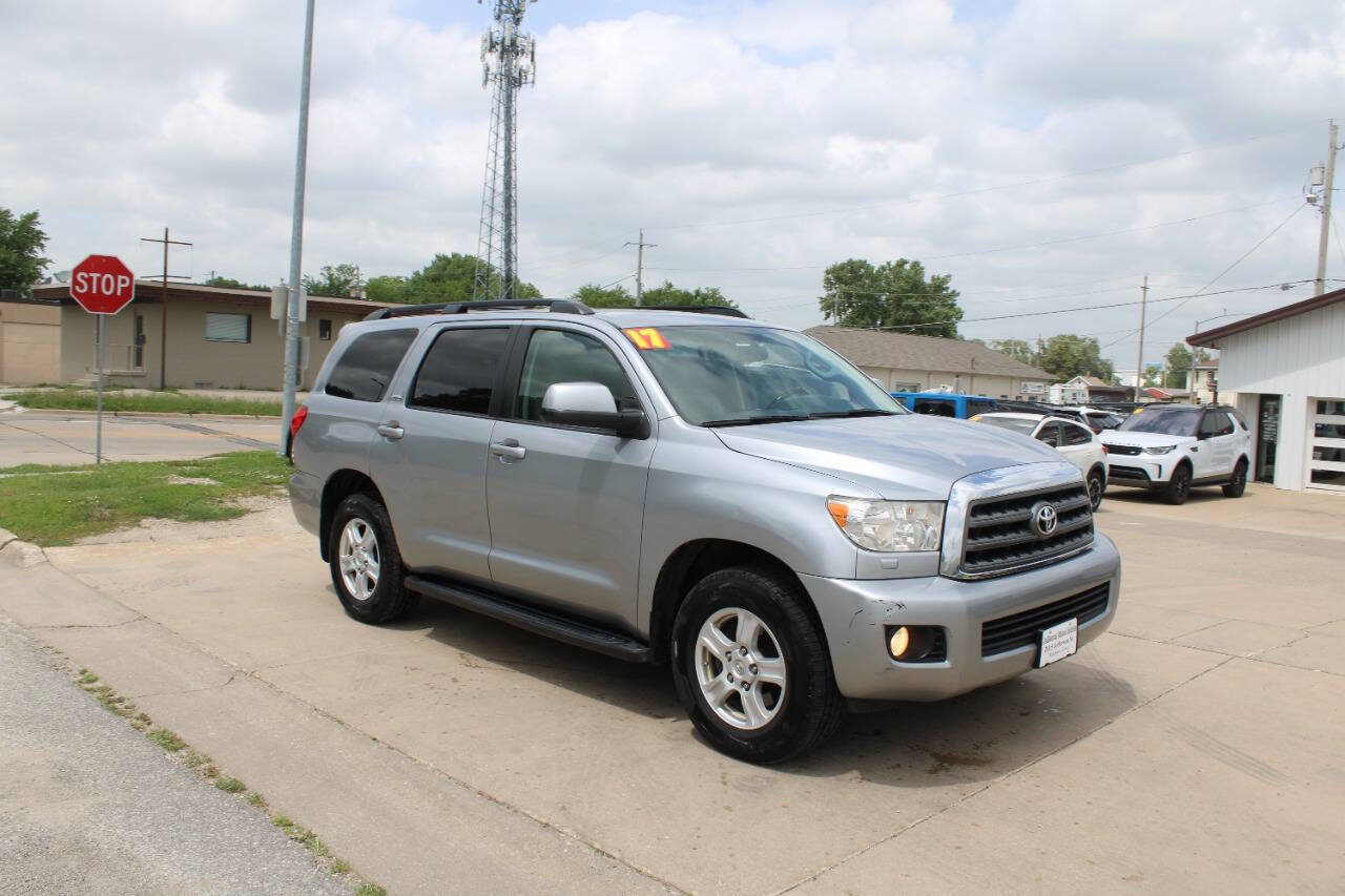 Used 2017 Toyota Sequoia SR5 AWD/4WD image 2