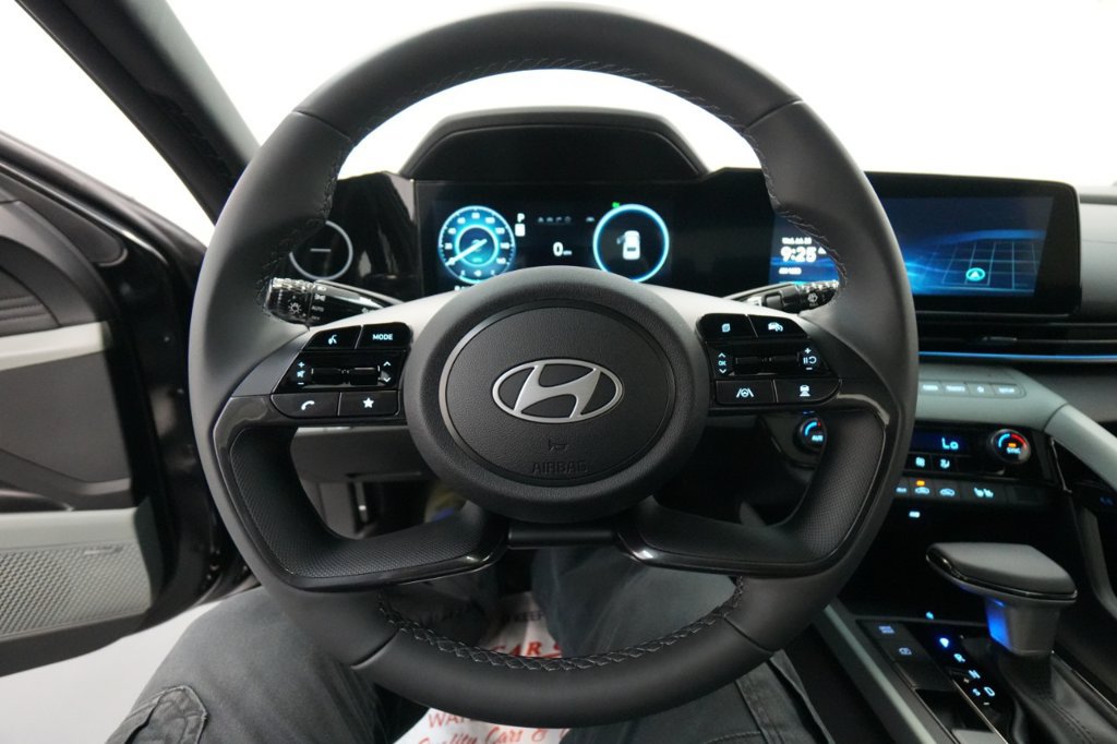 Certified 2025 Hyundai Elantra Limited FWD image 54