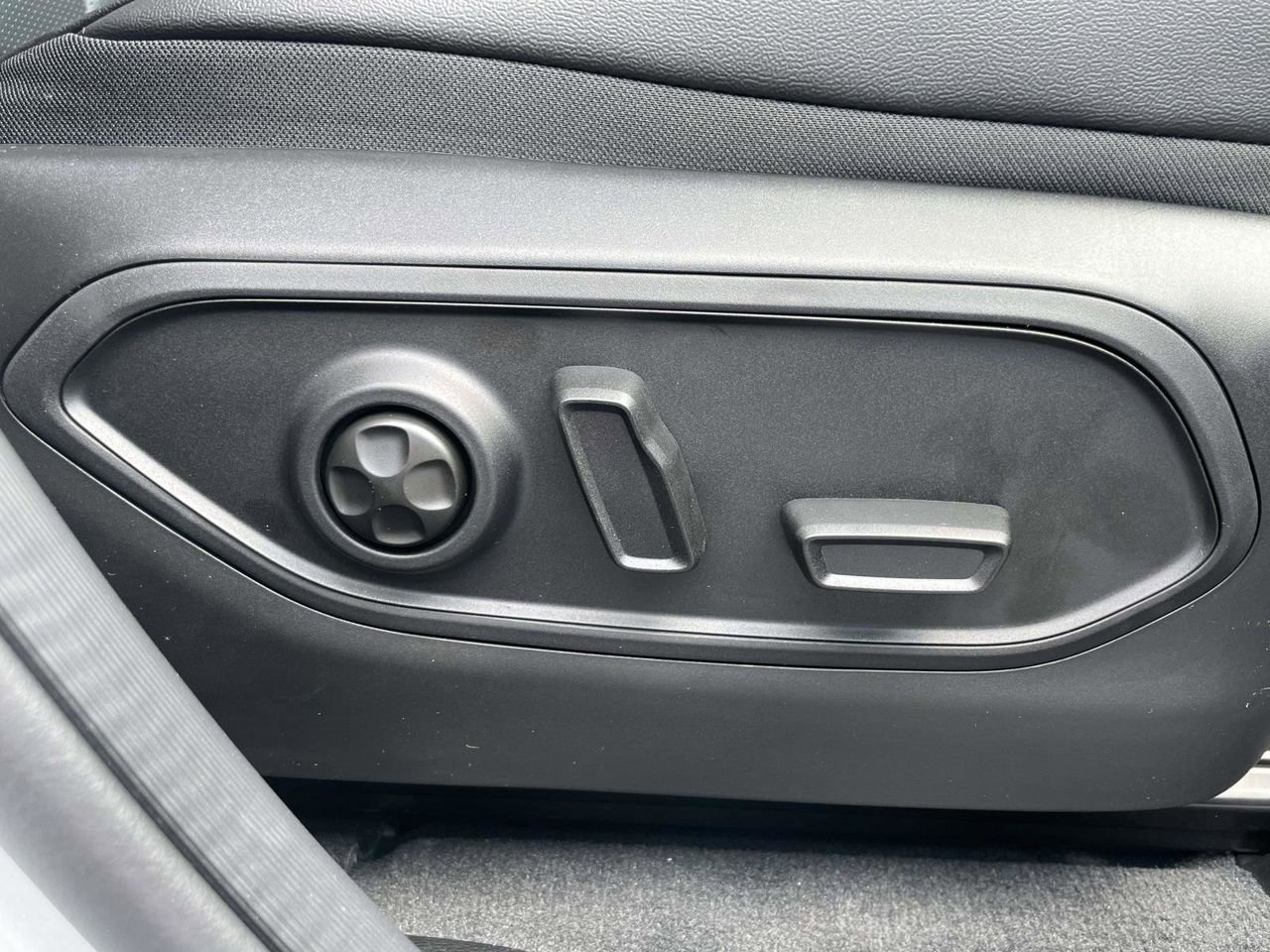 New 2025 Jeep Grand Cherokee L Limited w/ Luxury Tech Group II image 35