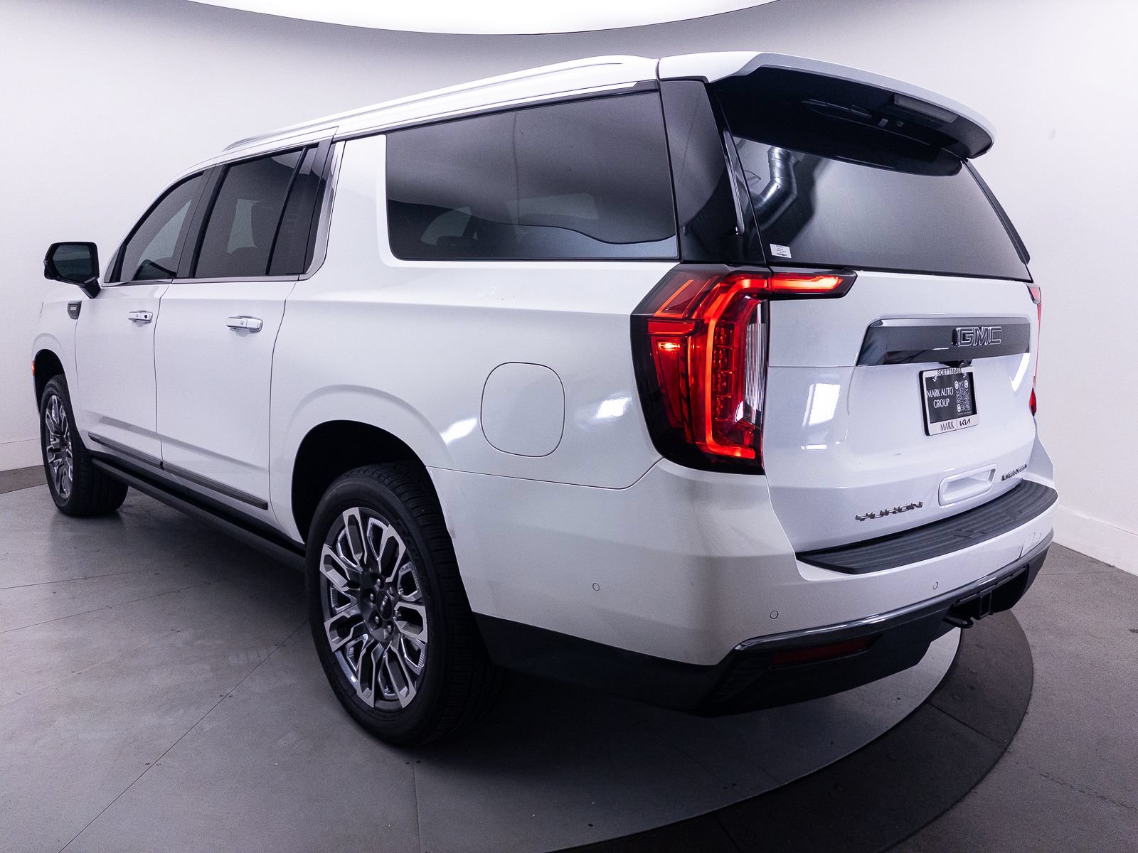 Used 2023 GMC Yukon XL Denali Ultimate AWD/4WD image 24