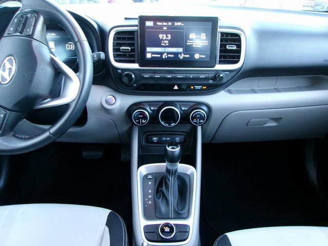 Used 2024 Hyundai Venue SEL image 13